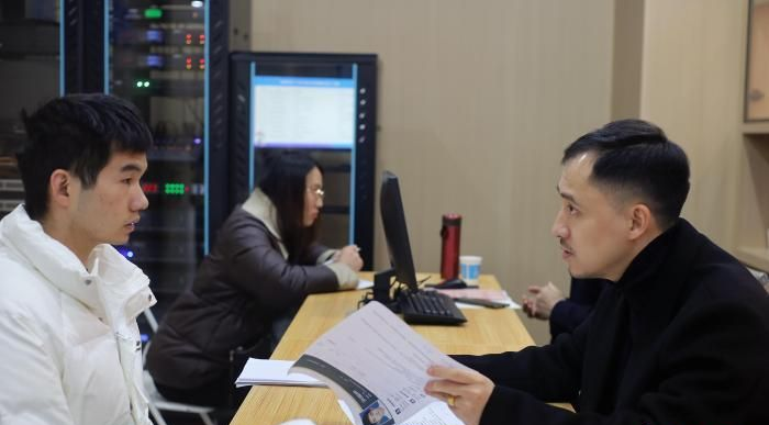 Nữ HR hỏi DeepSeek: "Yếu tố nào giúp ứng viên không mất việc?" - Nghe câu trả lời, chị tắt app, ngả lưng vào ghế và thở thật dài- Ảnh 2. Nữ HR hỏi DeepSeek: "Yếu tố nào giúp ứng viên không mất việc?" - Nghe câu trả lời, chị tắt app, ngả lưng vào ghế và thở thật dài- Ảnh 2.