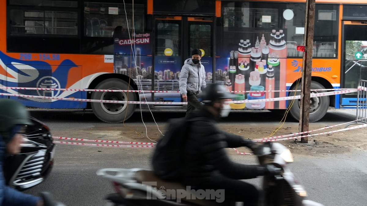 Thi công tu sửa dầm cầu Long Biên khiến giao thông ùn tắc- Ảnh 13.