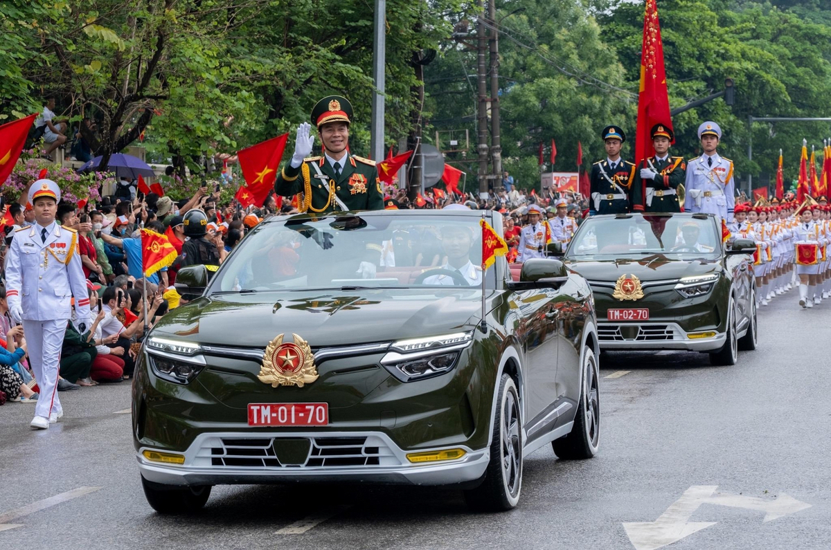 'VinFast VF 9 mui trần lần' đầu lộ diện: Mặt trước có điểm mới lạ, màu sơn hé lộ mục đích sử dụng đặc biệt- Ảnh 4.