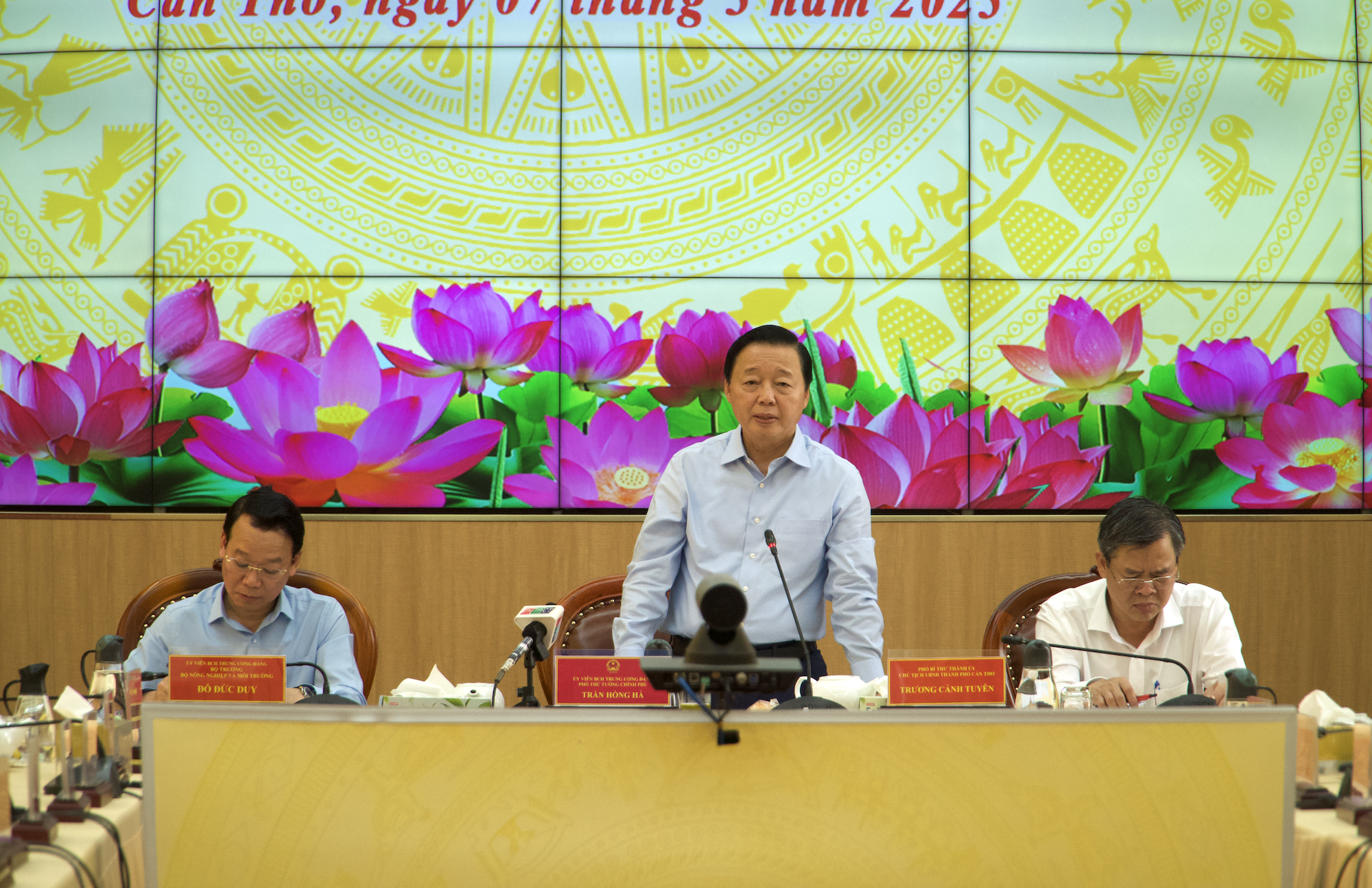 Giá lúa giảm nhưng nông dân vẫn có lời- Ảnh 1. Giá lúa giảm nhưng nông dân vẫn có lời- Ảnh 1.