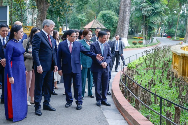 Hai Thủ tướng Việt Nam và Kyrgyzstan thưởng thức cà phê Việt trong Khu Di tích Phủ Chủ tịch- Ảnh 6.