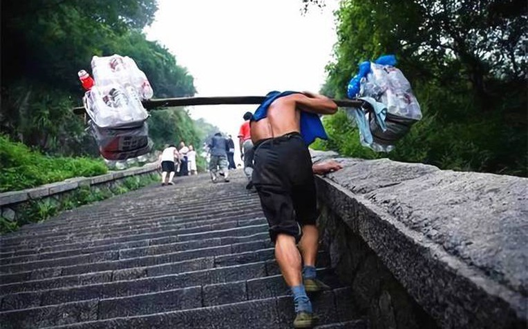 ‘Nghề tổ’ có lịch sử 1000 năm của Trung Quốc điêu đứng vì sự xuất hiện của AI, khiến nhân viên đang bỏ túi bộn tiền bỗng dưng thất nghiệp, ngồi thở vắn than dài cả ngày- Ảnh 1.