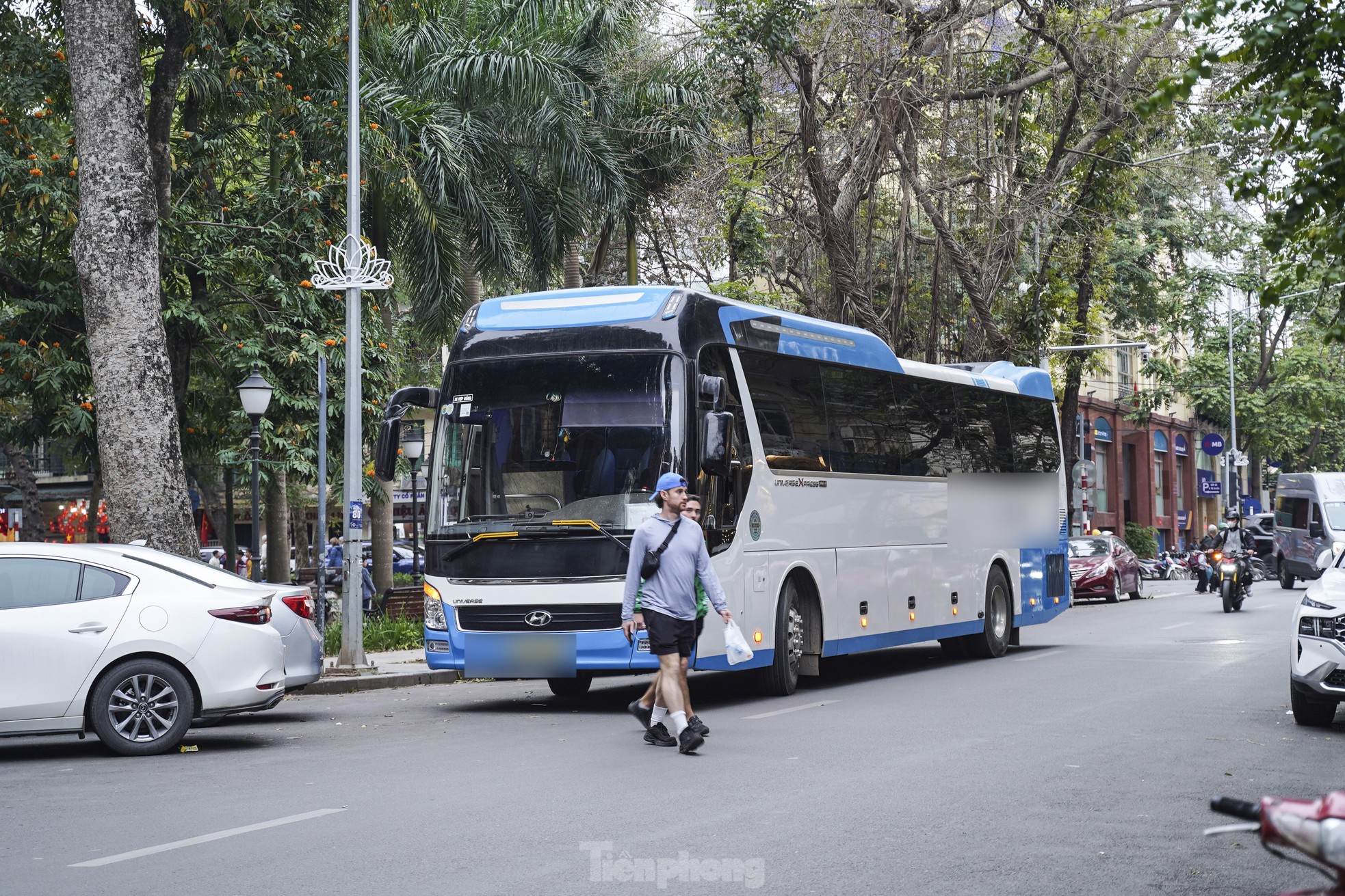 Xe trên 16 chỗ vẫn nườm nượp ra vào phố cổ, Hồ Gươm trong khung giờ cấm- Ảnh 16.