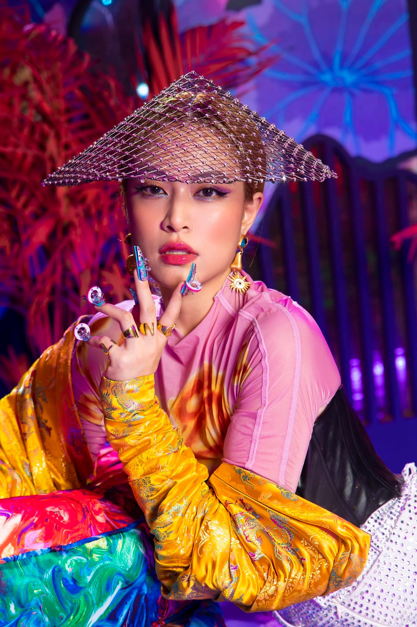 Hãy ngừng so sánh Hoà Minzy và Hoàng Thùy Linh, khi nỗ lực đưa bản sắc dân tộc vào âm nhạc đều đi đúng hướng- Ảnh 24.