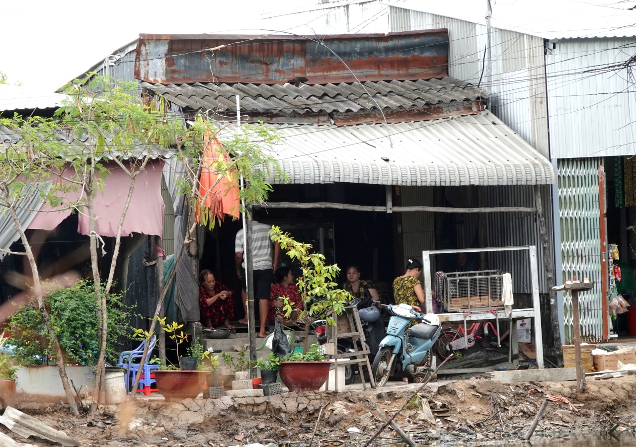 Vụ một phụ nữ bị chồng đấm ngã xuống sàn nhà khi đang nấu ăn ở Cà Mau: Hàng xóm tiết lộ gì?- Ảnh 3.