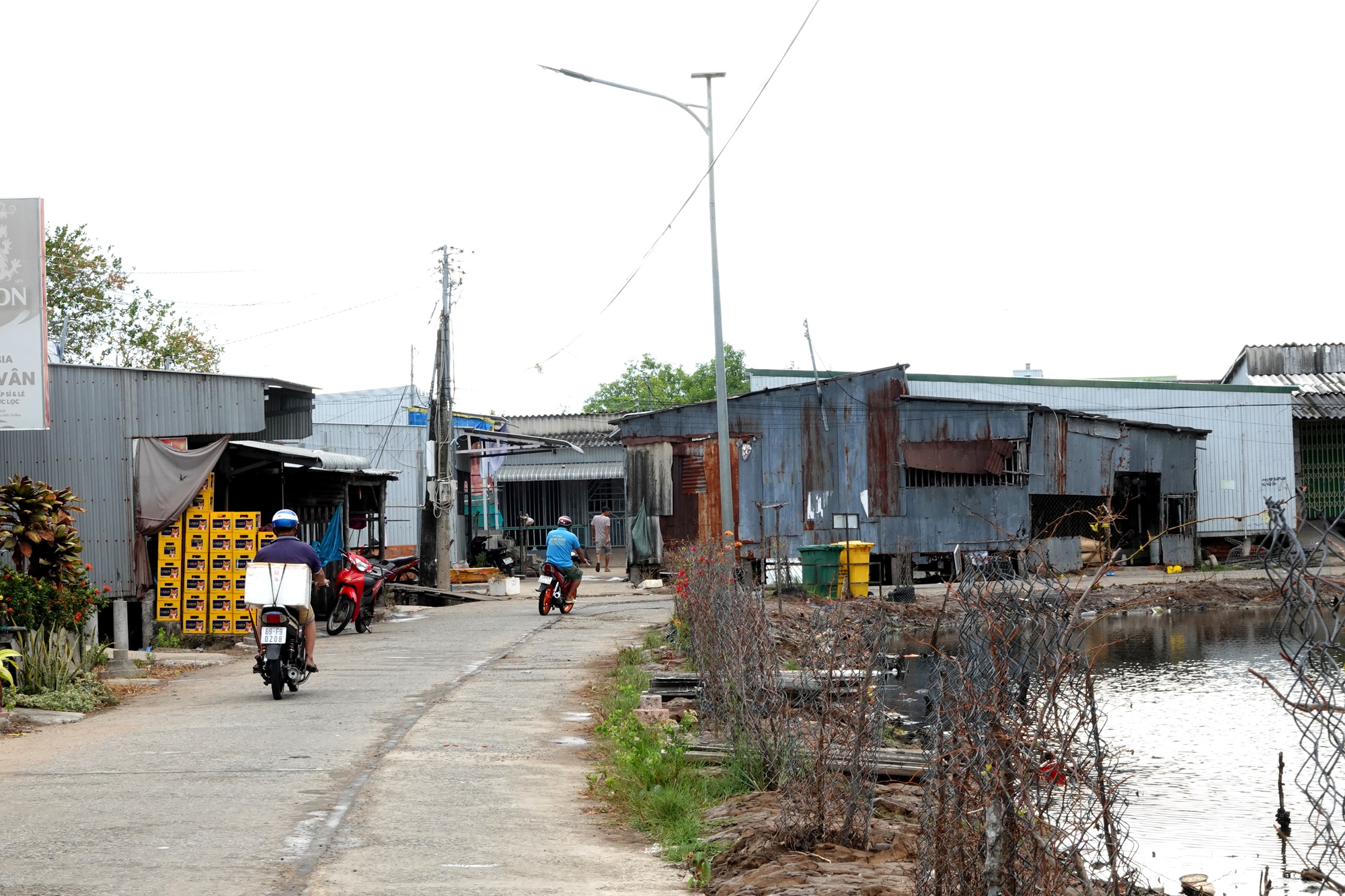 Vụ một phụ nữ bị chồng đấm ngã xuống sàn nhà khi đang nấu ăn ở Cà Mau: Hàng xóm tiết lộ gì?- Ảnh 2.