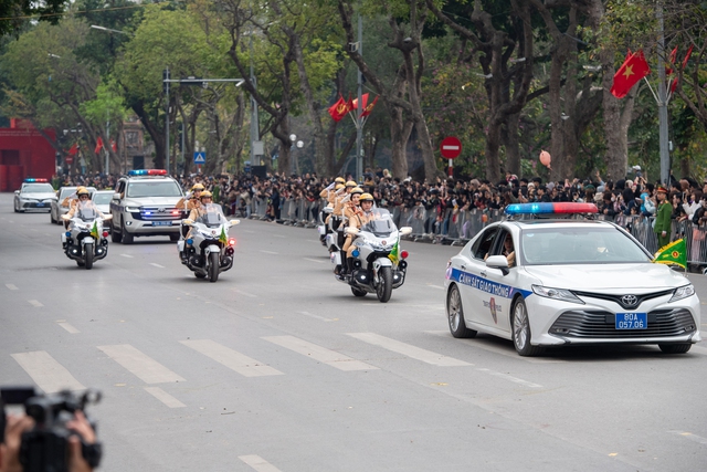 Người dân bất ngờ với những màn biểu diễn của kỵ binh, cảnh khuyển trên phố đi bộ hồ Gươm- Ảnh 3.