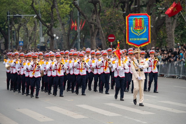 Người dân bất ngờ với những màn biểu diễn của kỵ binh, cảnh khuyển trên phố đi bộ hồ Gươm- Ảnh 7.