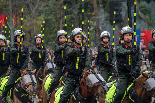 Người dân bất ngờ với những màn biểu diễn của kỵ binh, cảnh khuyển trên phố đi bộ hồ Gươm- Ảnh 9.