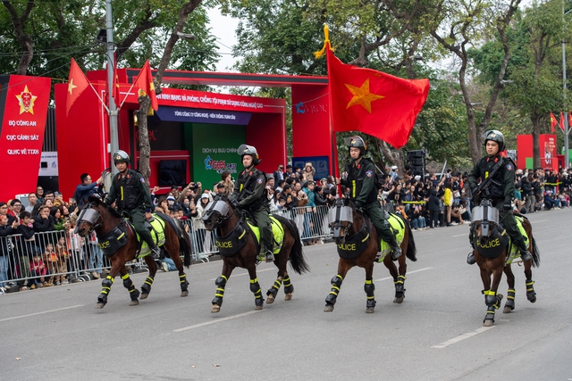 Người dân bất ngờ với những màn biểu diễn của kỵ binh, cảnh khuyển trên phố đi bộ hồ Gươm- Ảnh 10.