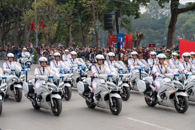 Người dân bất ngờ với những màn biểu diễn của kỵ binh, cảnh khuyển trên phố đi bộ hồ Gươm- Ảnh 1.