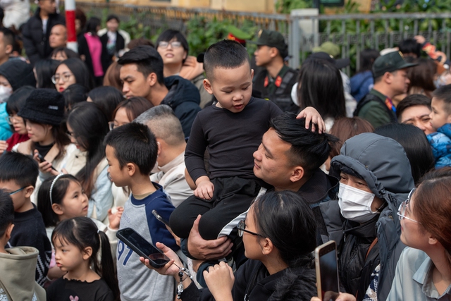 Người dân bất ngờ với những màn biểu diễn của kỵ binh, cảnh khuyển trên phố đi bộ hồ Gươm- Ảnh 23.