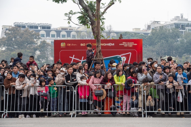 Người dân bất ngờ với những màn biểu diễn của kỵ binh, cảnh khuyển trên phố đi bộ hồ Gươm- Ảnh 21.