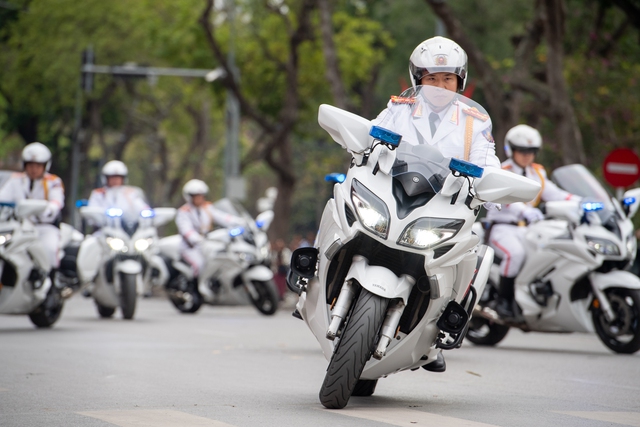 Người dân bất ngờ với những màn biểu diễn của kỵ binh, cảnh khuyển trên phố đi bộ hồ Gươm- Ảnh 2.