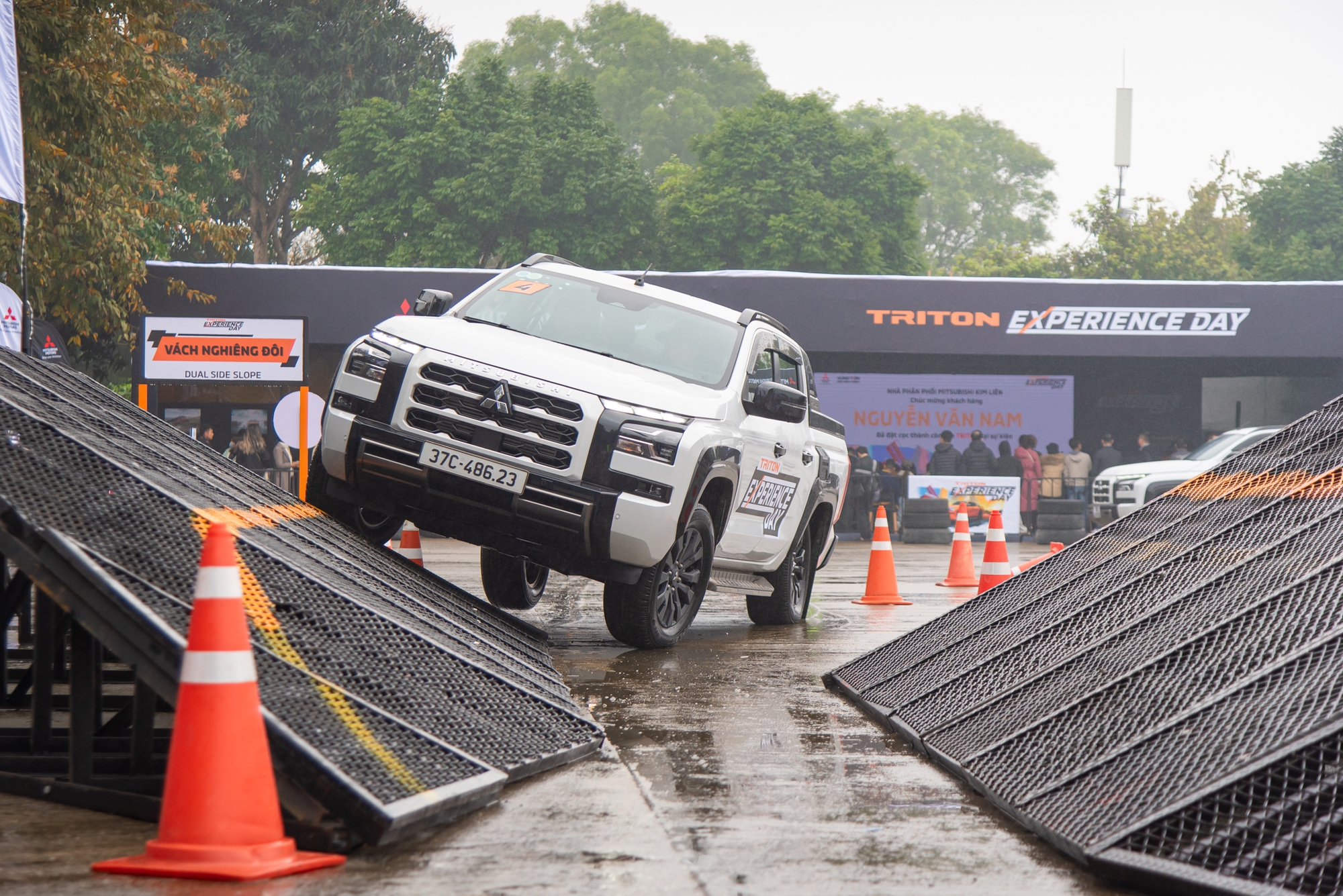 Chạy 300km bằng Mitsubishi Triton 2025 vào Nghệ An để 'tra tấn': Leo dốc rồi thả phanh từ độ cao 8m và loạt bài ‘vắt sức’ bán tải Nhật Bản- Ảnh 7.