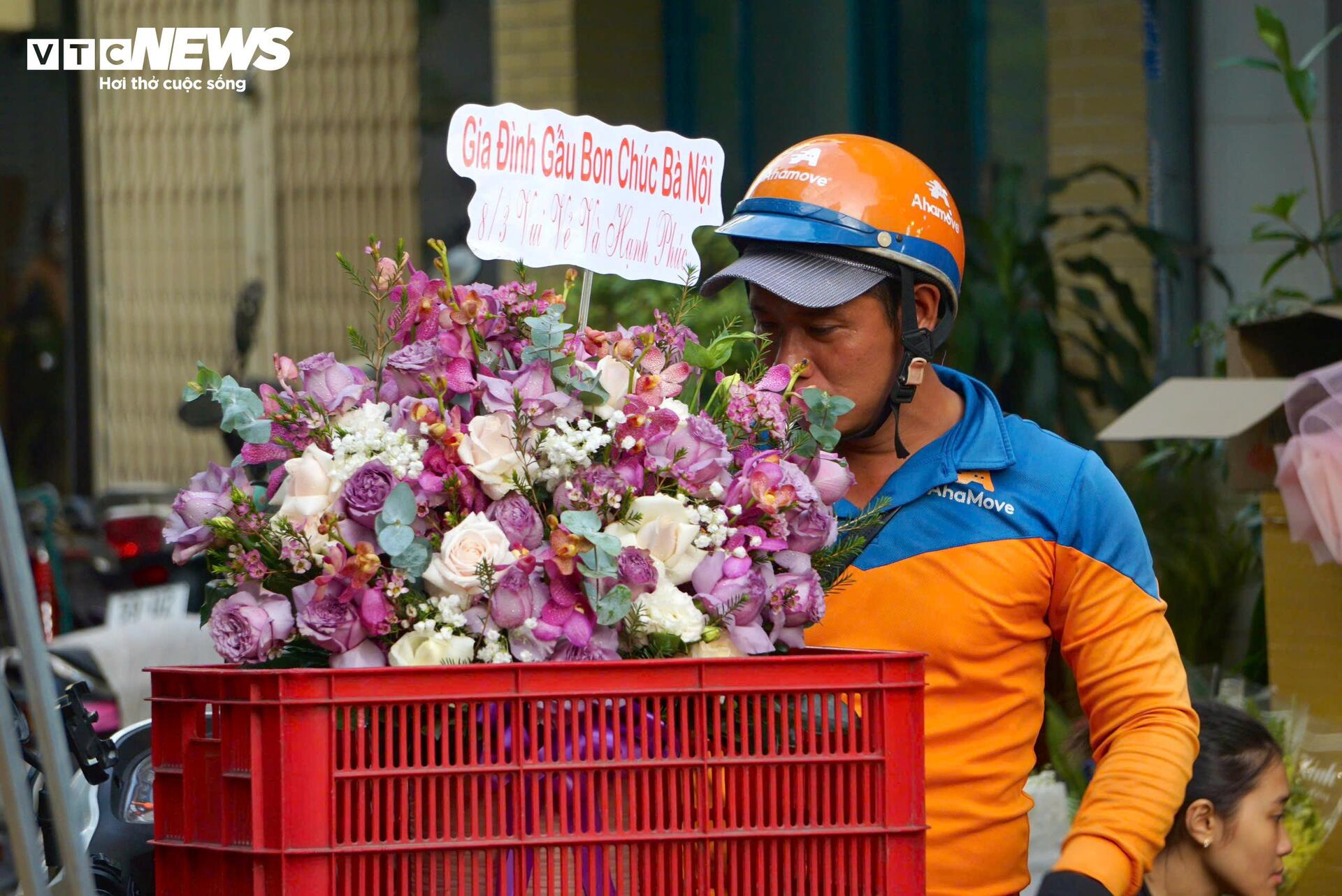 Đông nghịt khách, tiểu thương chợ hoa lớn nhất TP.HCM vẫn than 'ế' hàng- Ảnh 15.