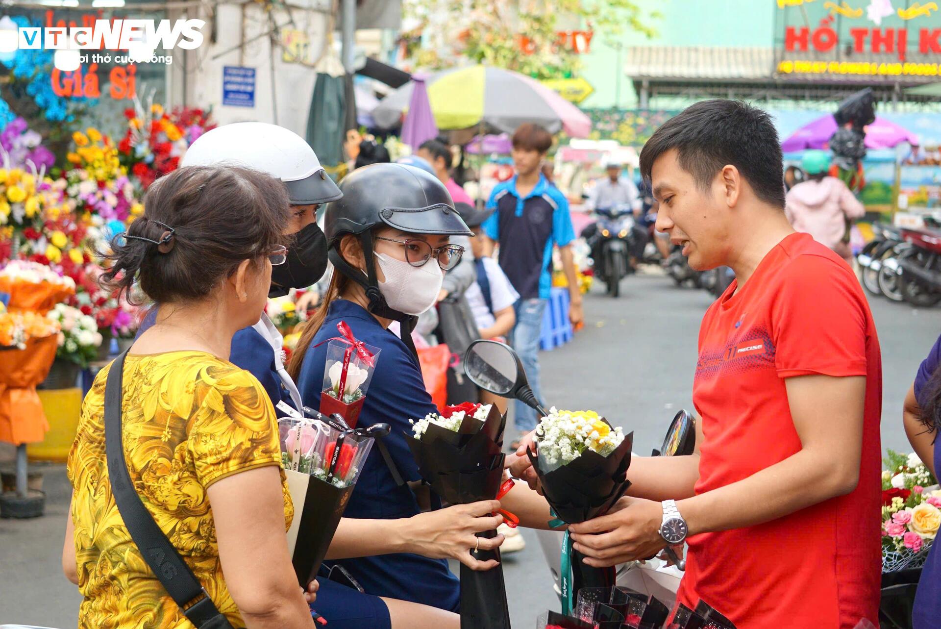 Đông nghịt khách, tiểu thương chợ hoa lớn nhất TP.HCM vẫn than 'ế' hàng- Ảnh 13.