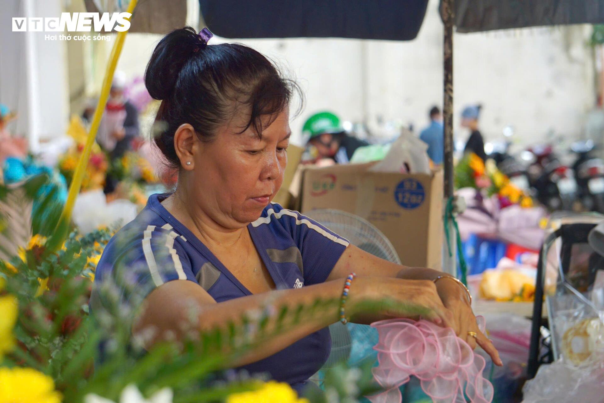 Đông nghịt khách, tiểu thương chợ hoa lớn nhất TP.HCM vẫn than 'ế' hàng- Ảnh 6.