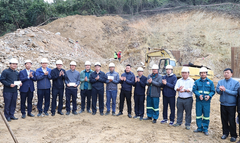 Phấn đấu đưa dự án trạm biến áp 220kV Vũng Áng và đấu nối 'về đích' trong tháng 4/2025- Ảnh 3. Phấn đấu đưa dự án trạm biến áp 220kV Vũng Áng và đấu nối 'về đích' trong tháng 4/2025- Ảnh 3.