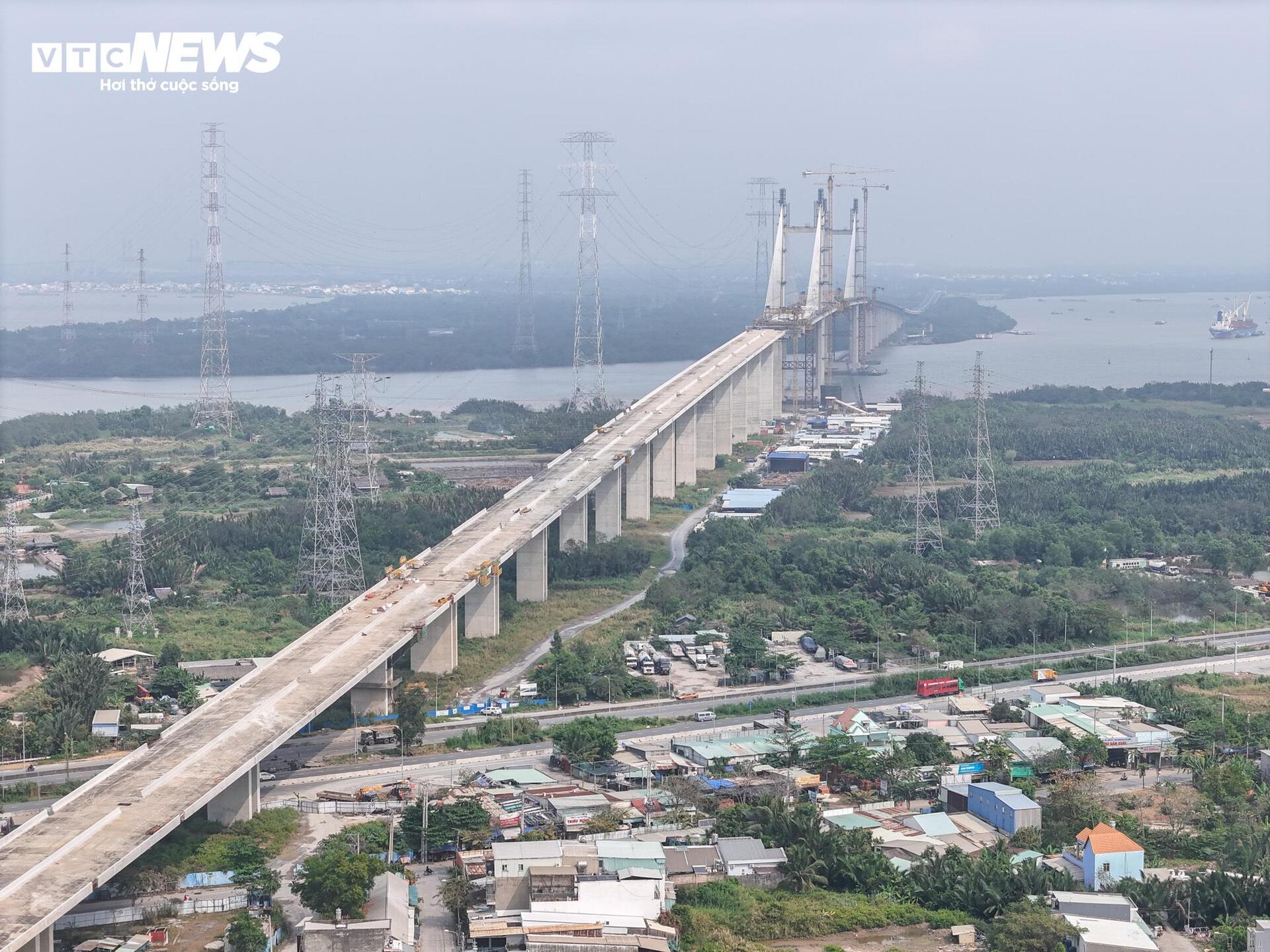 Diện mạo cầu dây văng tĩnh không cao nhất Việt Nam sau gần 2 năm tái khởi công- Ảnh 1.