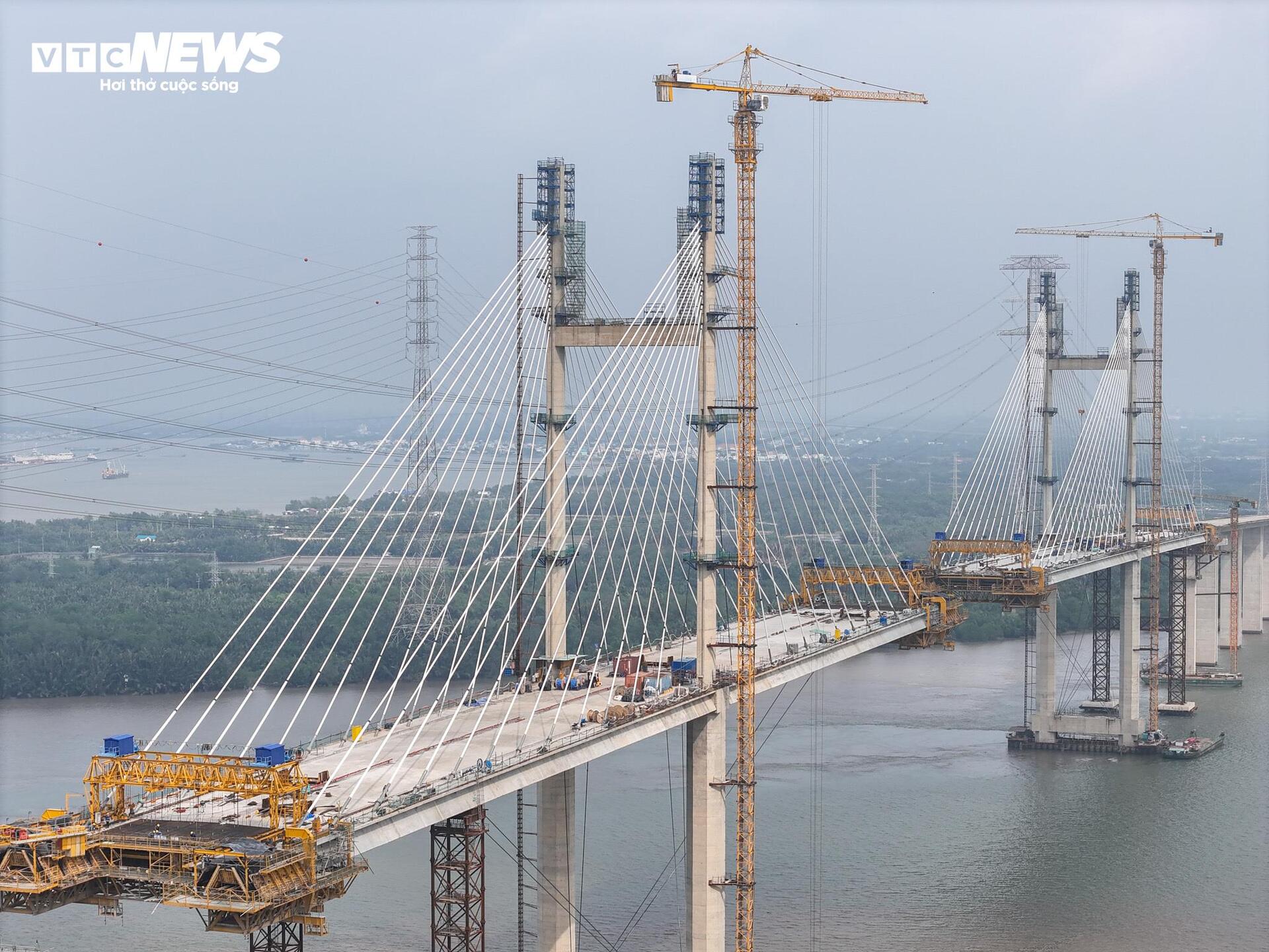 Diện mạo cầu dây văng tĩnh không cao nhất Việt Nam sau gần 2 năm tái khởi công- Ảnh 4.