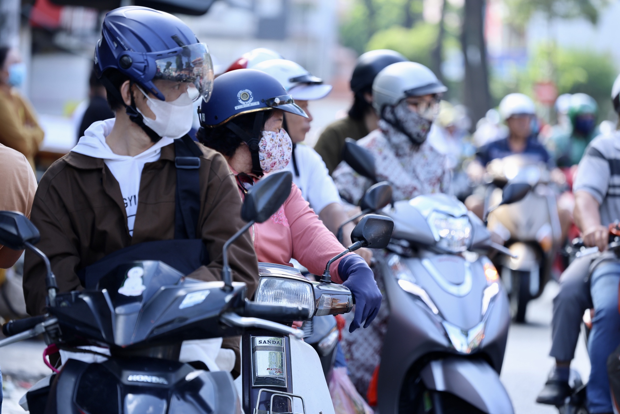 Lễ tang nghệ sĩ Quý Bình: Xót xa cảnh mẹ nam diễn viên buồn bã, cúi chào từng khách đến viếng- Ảnh 5.