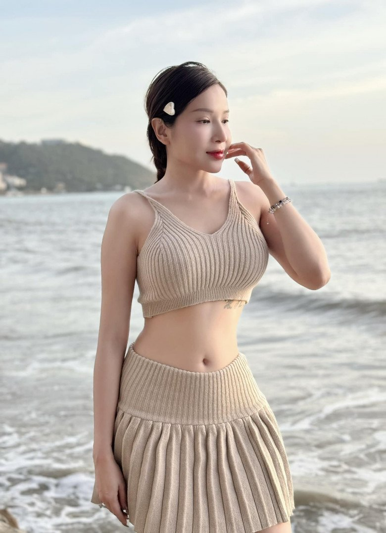 Mỹ nhân 18+ hot nhất Vbiz hiện tại: Phú bà siêu giàu "tiền rải khắp nơi", body bốc lửa khác xa trên màn ảnh- Ảnh 7. Mỹ nhân 18+ hot nhất Vbiz hiện tại: Phú bà siêu giàu "tiền rải khắp nơi", body bốc lửa khác xa trên màn ảnh- Ảnh 7.