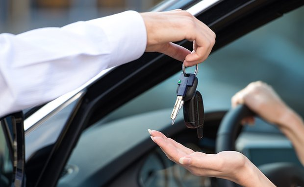 Thuê ô tô đi du lịch, người phụ nữ vô tình gây tai nạn, bảo hiểm chi trả 420 triệu đồng, chủ xe yêu cầu bồi thường thêm 490 triệu đồng phí “tiêu hủy xe”: “Tôi mất xe để làm ăn”- Ảnh 1.