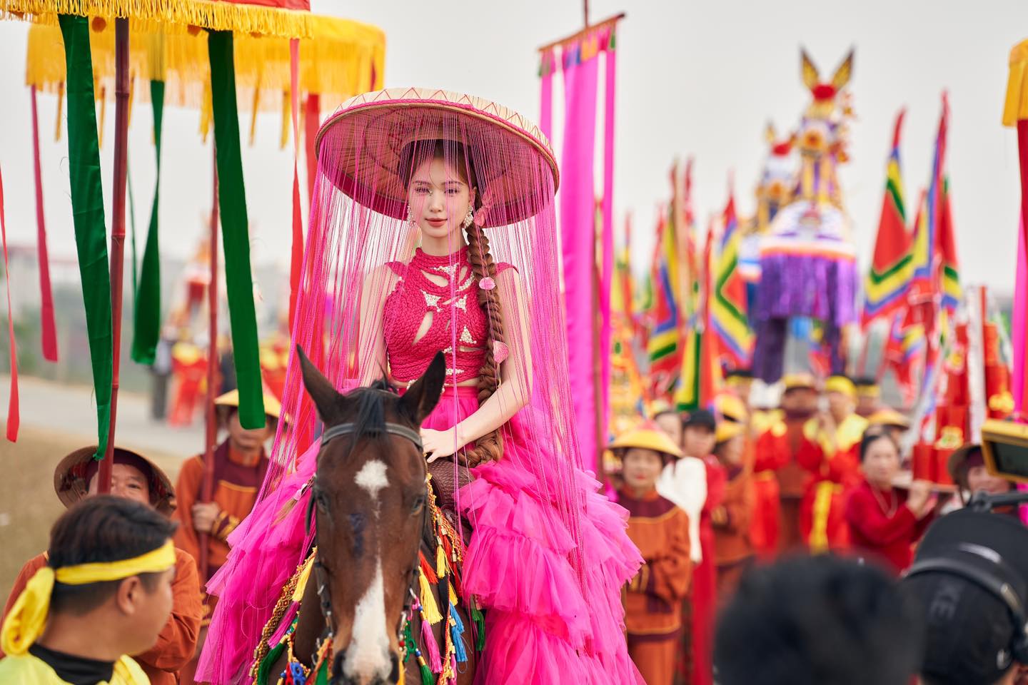 Cực hot khoảnh khắc Hoà Minzy hát giữa dàn em nhỏ rợp màu áo đỏ sao vàng: Sức mạnh Bắc Bling quá tuyệt vời!- Ảnh 7.