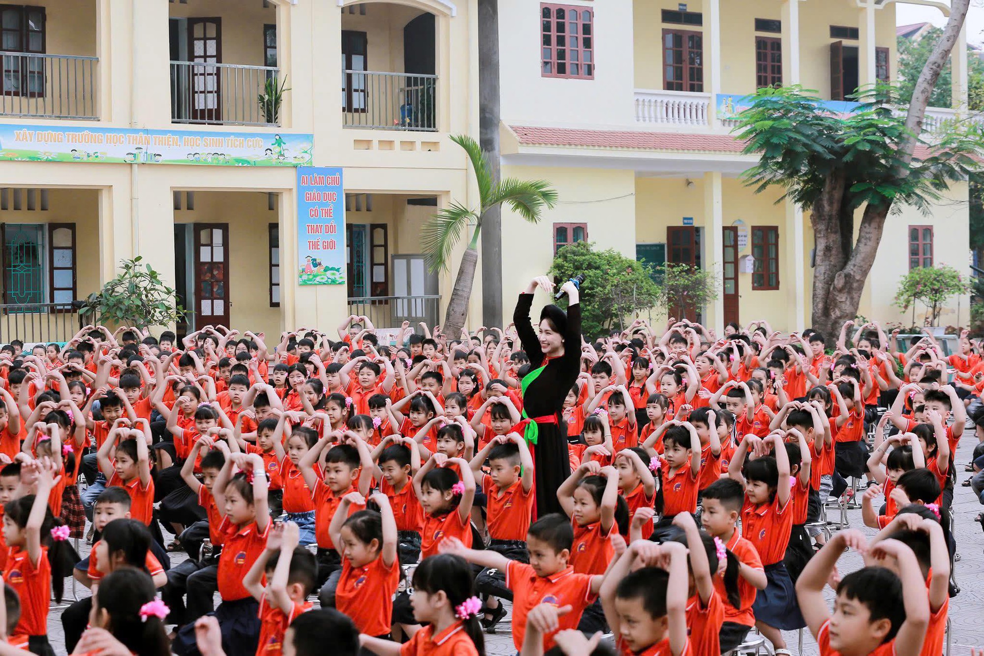 Cực hot khoảnh khắc Hoà Minzy hát giữa dàn em nhỏ rợp màu áo đỏ sao vàng: Sức mạnh Bắc Bling quá tuyệt vời!- Ảnh 2.