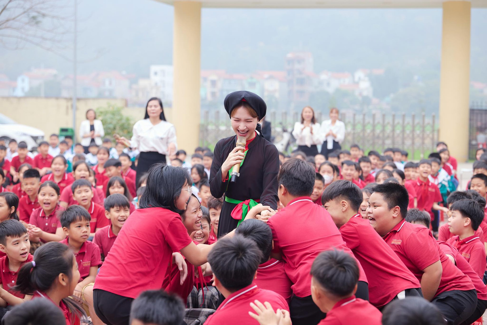 Cực hot khoảnh khắc Hoà Minzy hát giữa dàn em nhỏ rợp màu áo đỏ sao vàng: Sức mạnh Bắc Bling quá tuyệt vời!- Ảnh 3.