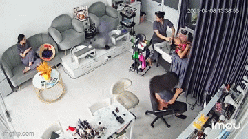 Máy mài móng bất ngờ phát nổ, hành động dứt khoát của vị khách đang nằm gội đầu khiến nhân viên sững sờ- Ảnh 1.