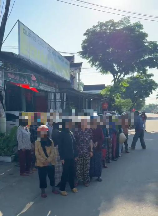 Bất ngờ Facebook "Dưỡng Dướng Dường" vẫn trực tiếp cảnh trao gạo cho người khó khăn- Ảnh 1. Bất ngờ Facebook "Dưỡng Dướng Dường" vẫn trực tiếp cảnh trao gạo cho người khó khăn- Ảnh 1.