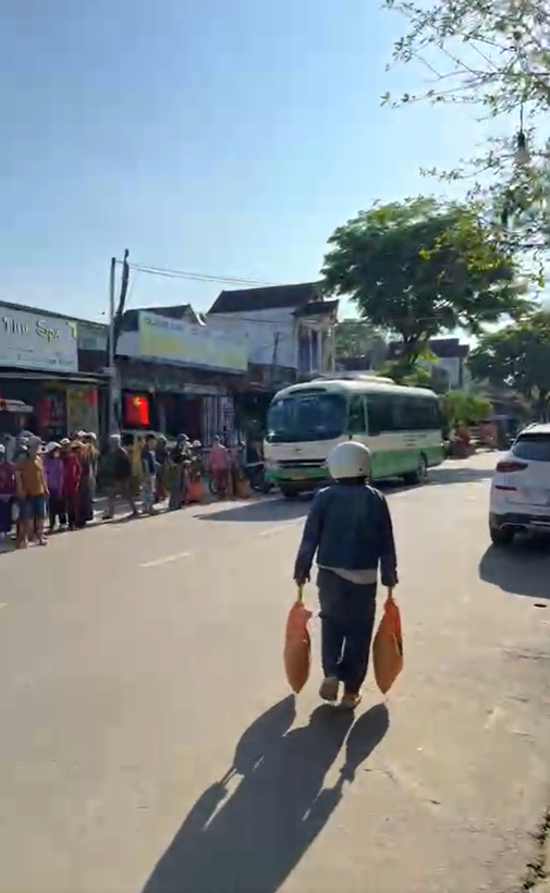 Bất ngờ Facebook "Dưỡng Dướng Dường" vẫn trực tiếp cảnh trao gạo cho người khó khăn- Ảnh 4. Bất ngờ Facebook "Dưỡng Dướng Dường" vẫn trực tiếp cảnh trao gạo cho người khó khăn- Ảnh 4.