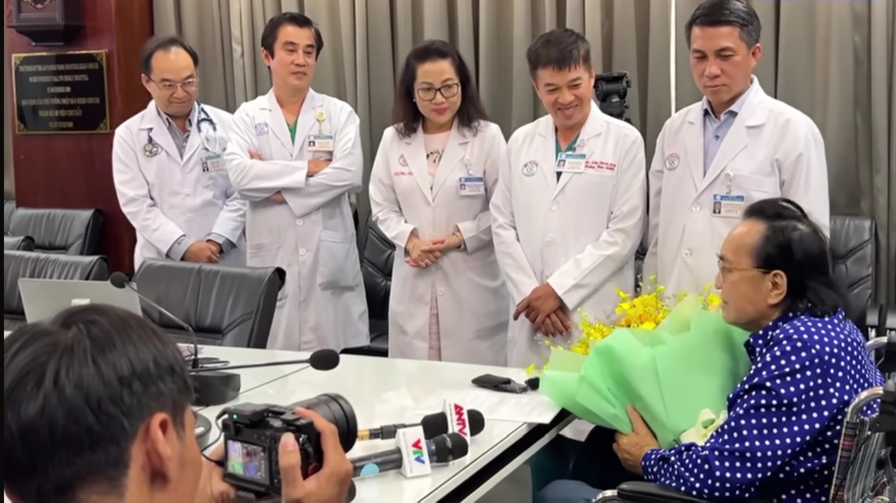 NSND Thanh Tuấn cúi đầu trước bác sĩ bệnh viện Chợ Rẫy: "Cảm ơn đã sinh ra tôi lần thứ hai"- Ảnh 1. NSND Thanh Tuấn cúi đầu trước bác sĩ bệnh viện Chợ Rẫy: "Cảm ơn đã sinh ra tôi lần thứ hai"- Ảnh 1.