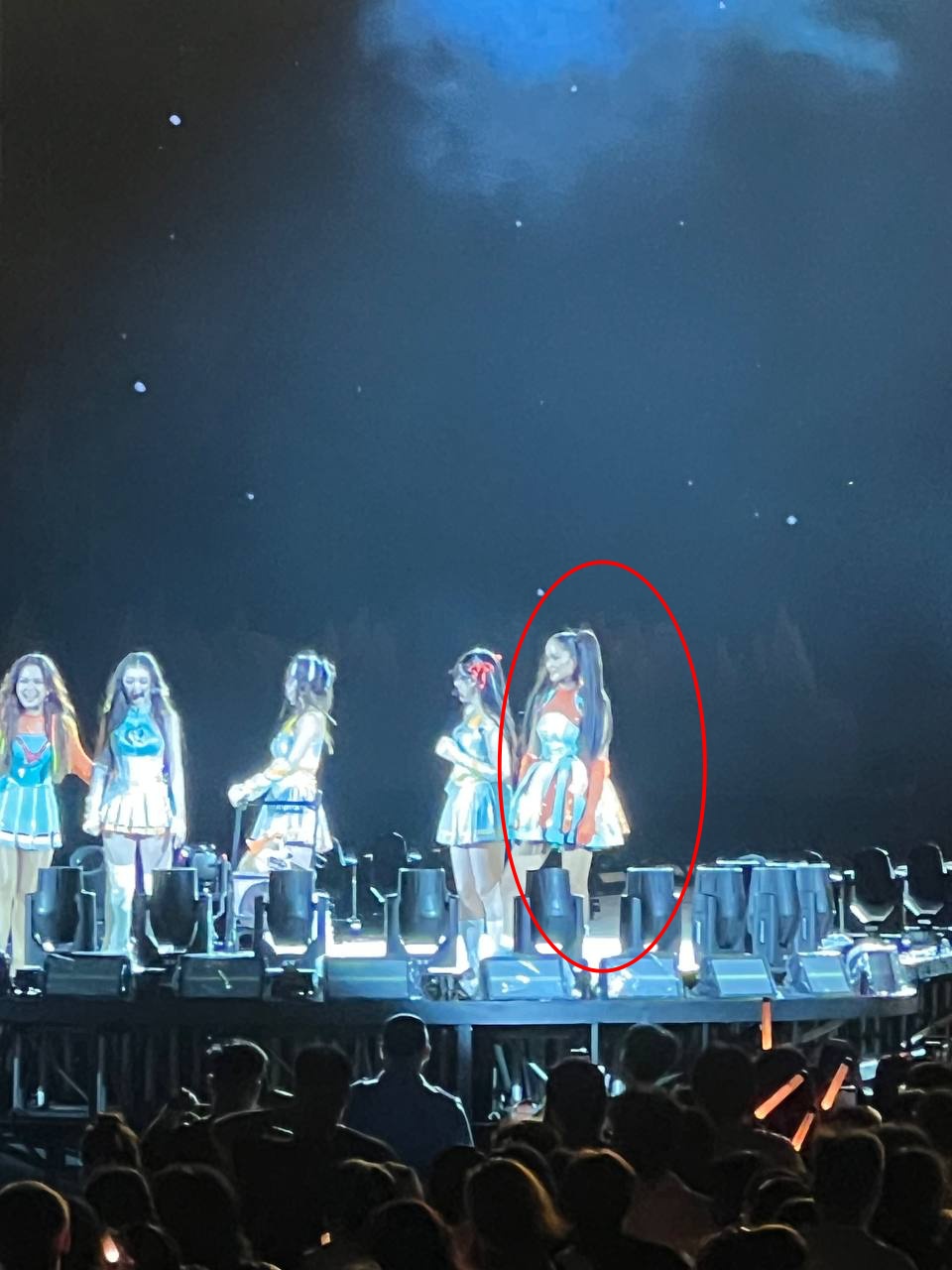 HOT: Hoa hậu H'Hen Niê lộ rõ mồn một dấu hiệu bầu bí giữa lúc đang diễn concert Chị đẹp!- Ảnh 3.