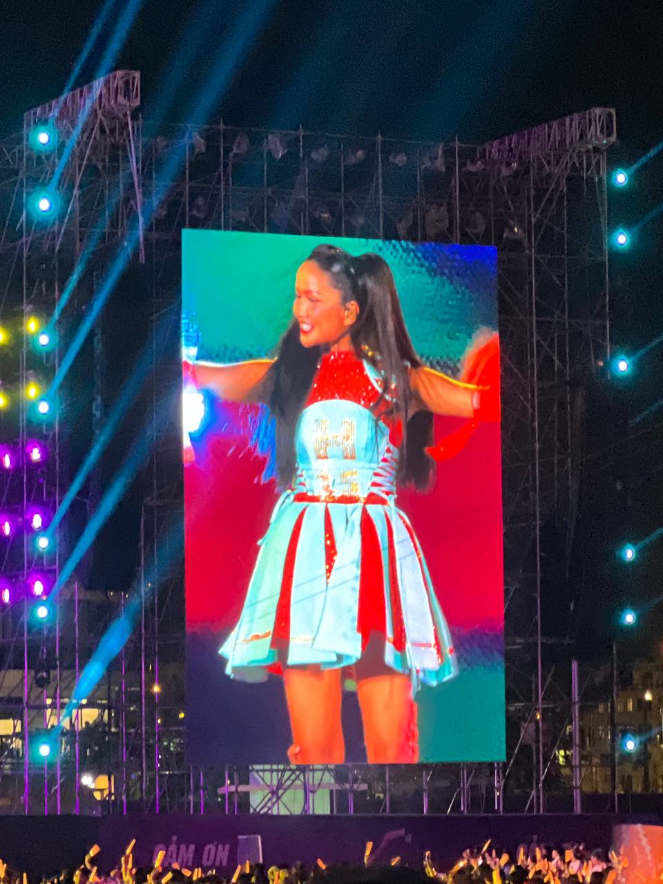 HOT: Hoa hậu H'Hen Niê lộ rõ mồn một dấu hiệu bầu bí giữa lúc đang diễn concert Chị đẹp!- Ảnh 4.