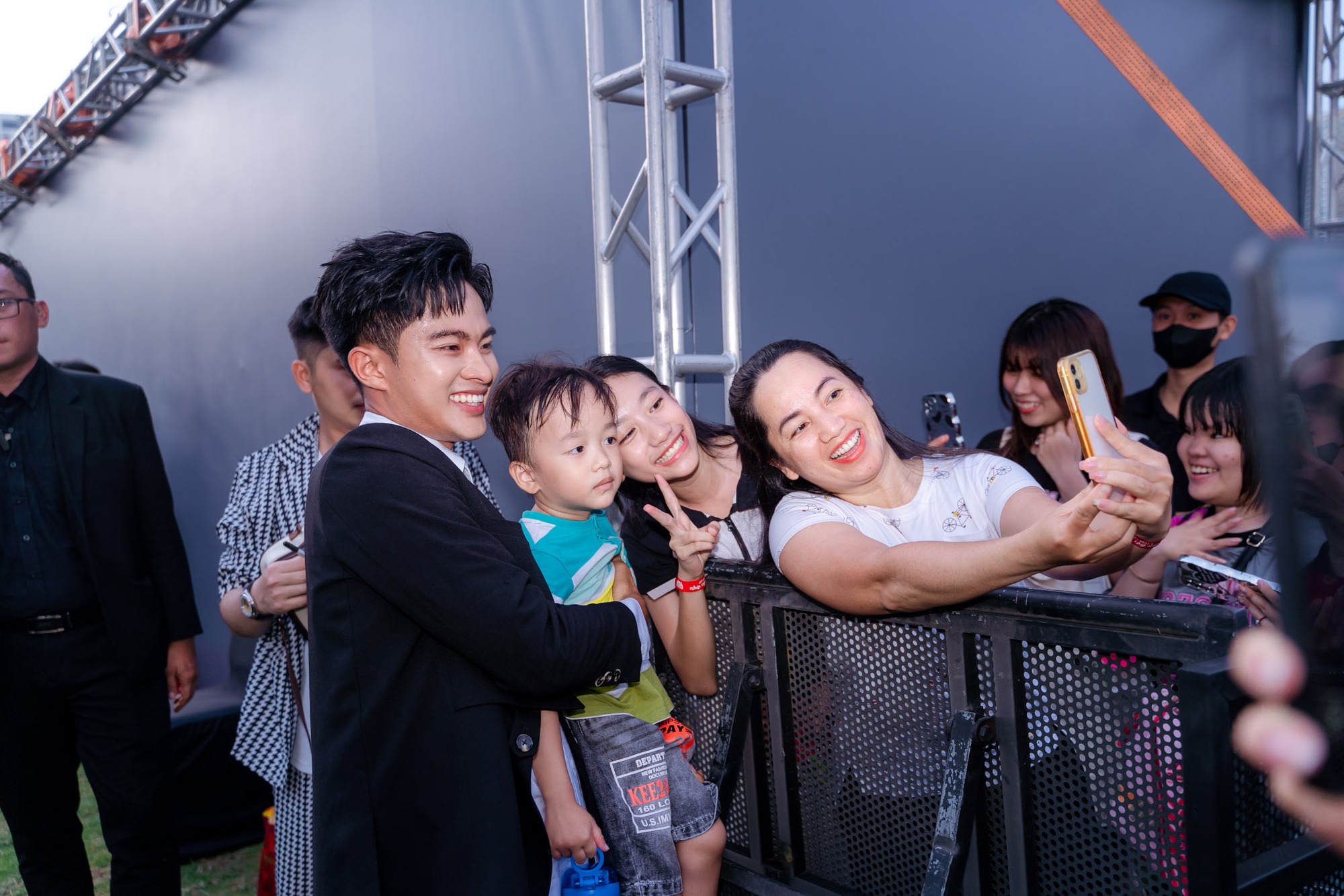 Ái nữ sao Việt gây sốt MXH vì nhan sắc cuốn hơn chữ cuốn, mới 12 tuổi đã đẹp hết phần ba mẹ- Ảnh 12.