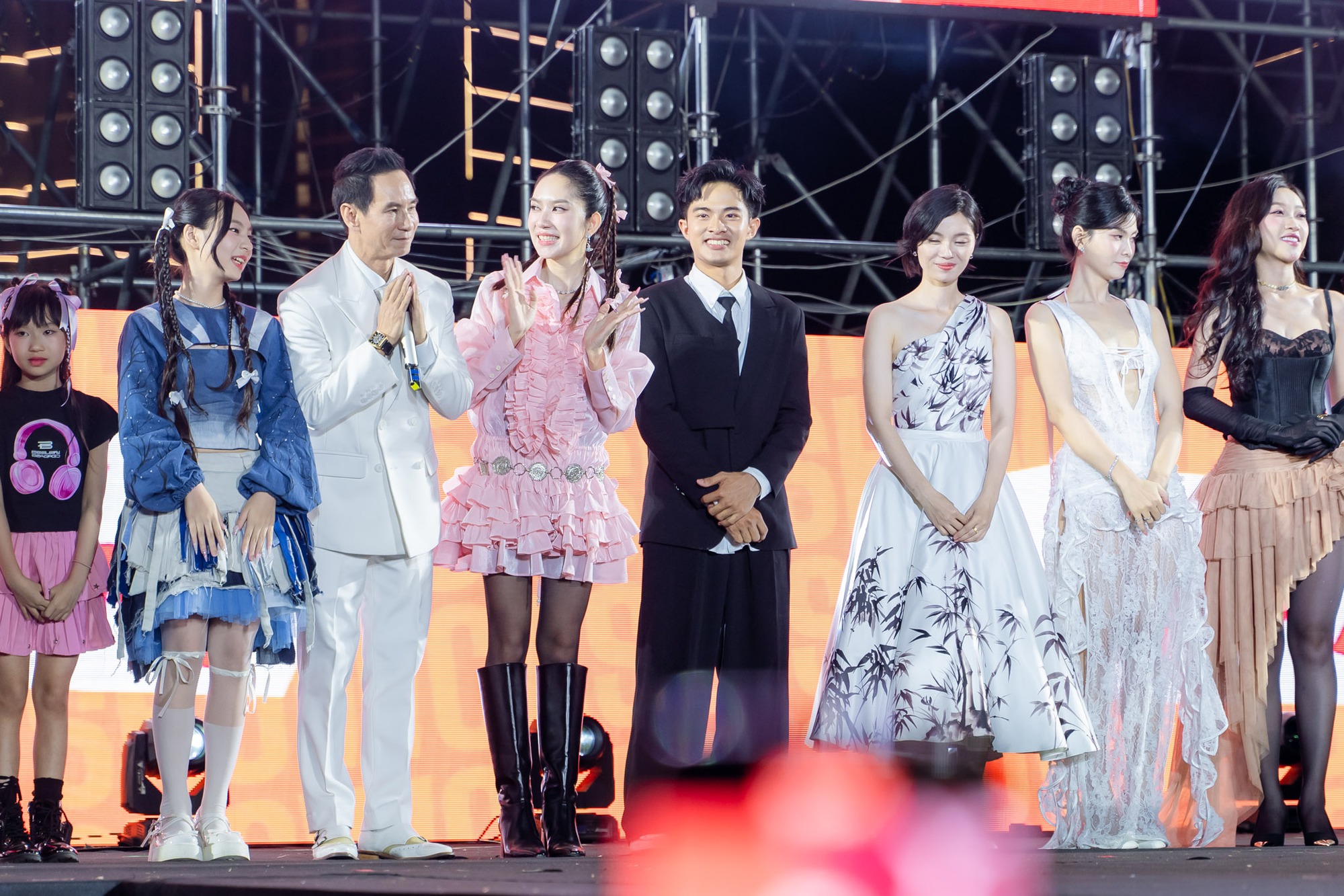 Ái nữ sao Việt gây sốt MXH vì nhan sắc cuốn hơn chữ cuốn, mới 12 tuổi đã đẹp hết phần ba mẹ- Ảnh 2.