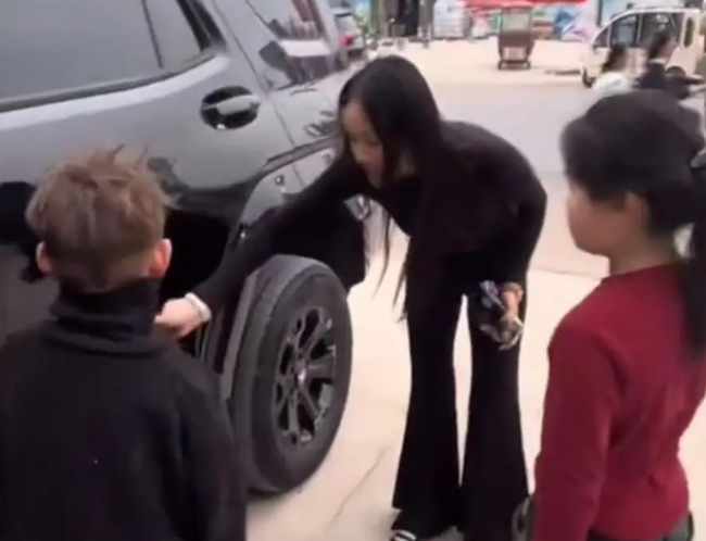 Bức ảnh người cô quát cháu nhưng lại được cư dân mạng khen tới tấp: Lý do là gì?- Ảnh 2.