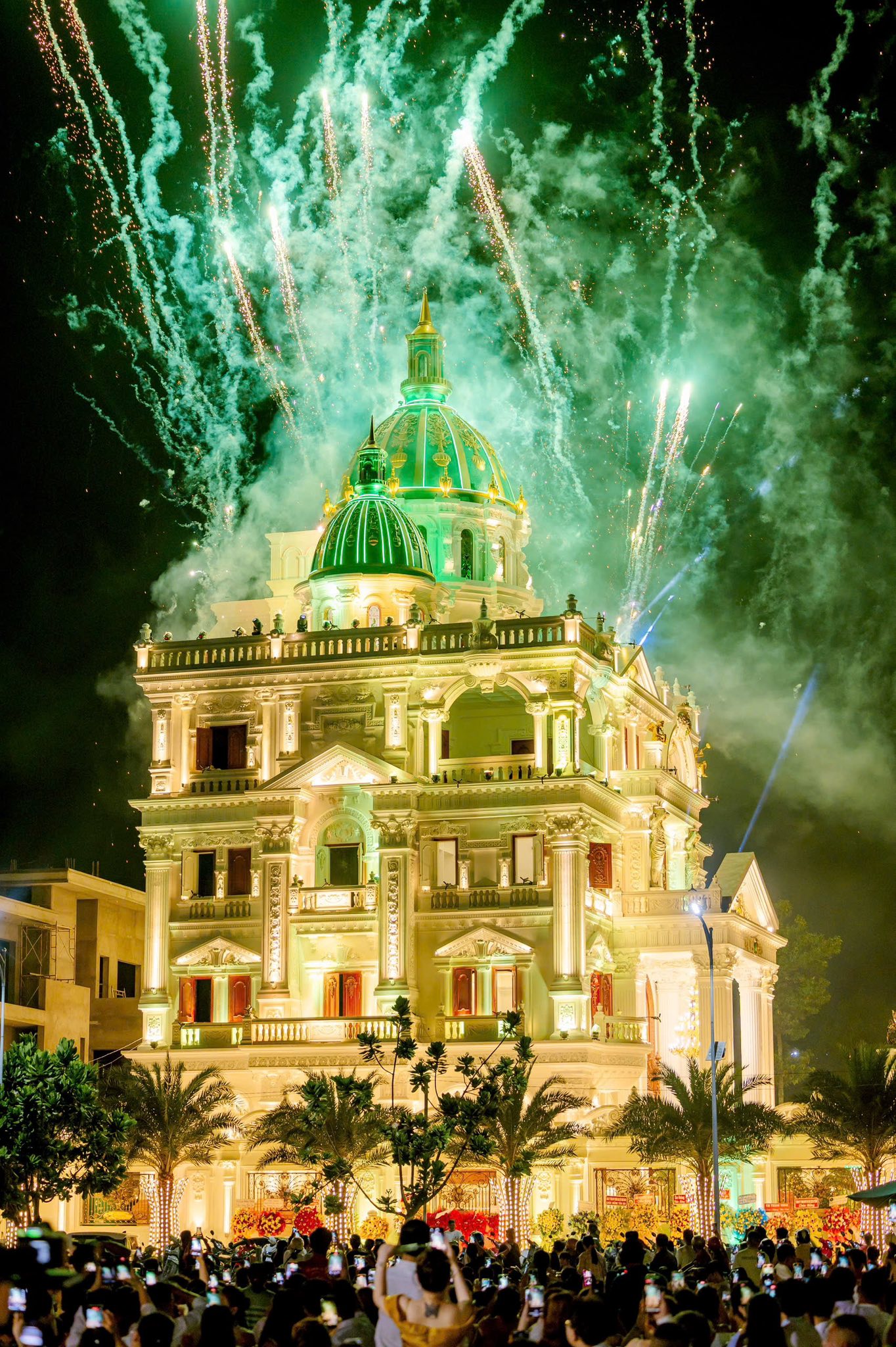 Bên trong lâu đài 1000m2 nổi nhất miền Tây của vợ chồng nữ đại gia kim cương, mỹ phẩm: Nhiều chi tiết gây chú ý- Ảnh 2.