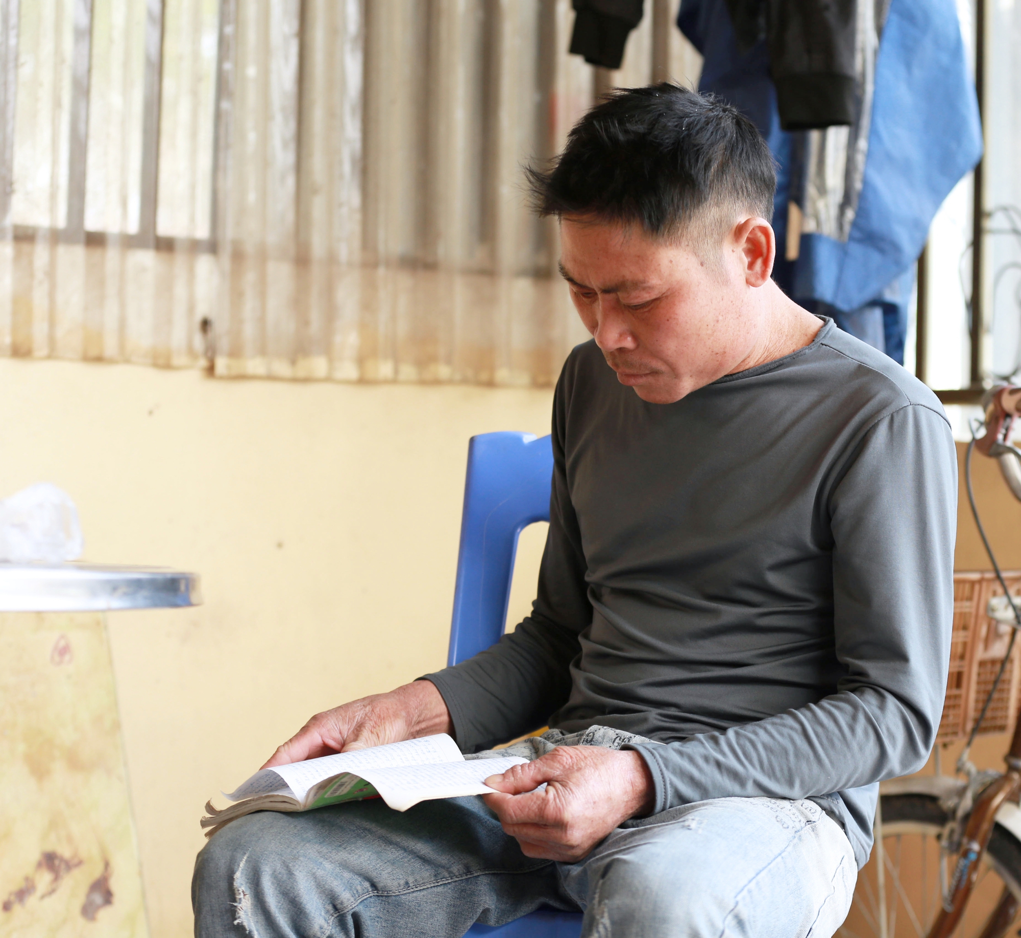 Về Quảng Ninh thăm người cha viết 30 trang "sao kê", bất ngờ với cuộc sống hiện tại của bé Đà- Ảnh 4. Về Quảng Ninh thăm người cha viết 30 trang "sao kê", bất ngờ với cuộc sống hiện tại của bé Đà- Ảnh 4.