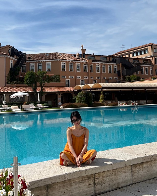 Style đi du lịch chất đến từng bộ của Song Hye Kyo- Ảnh 3.