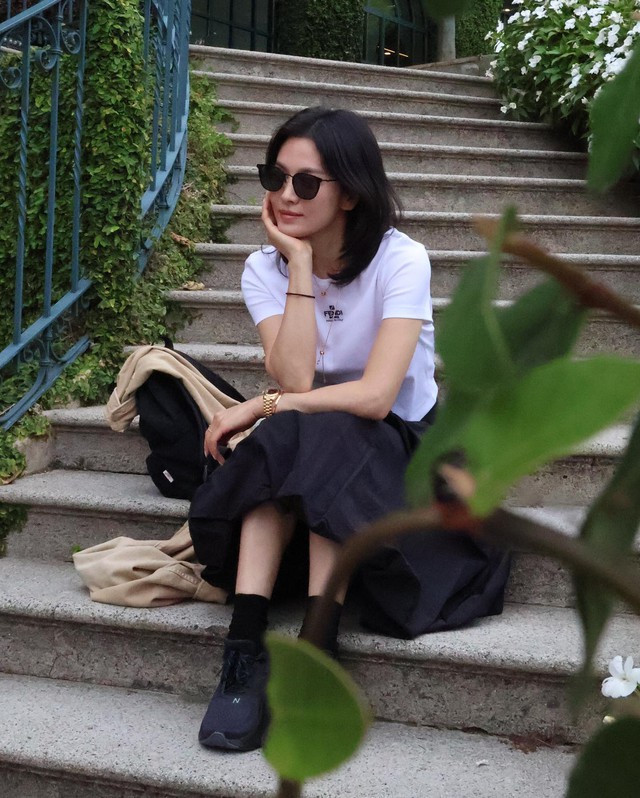 Style đi du lịch chất đến từng bộ của Song Hye Kyo- Ảnh 1.