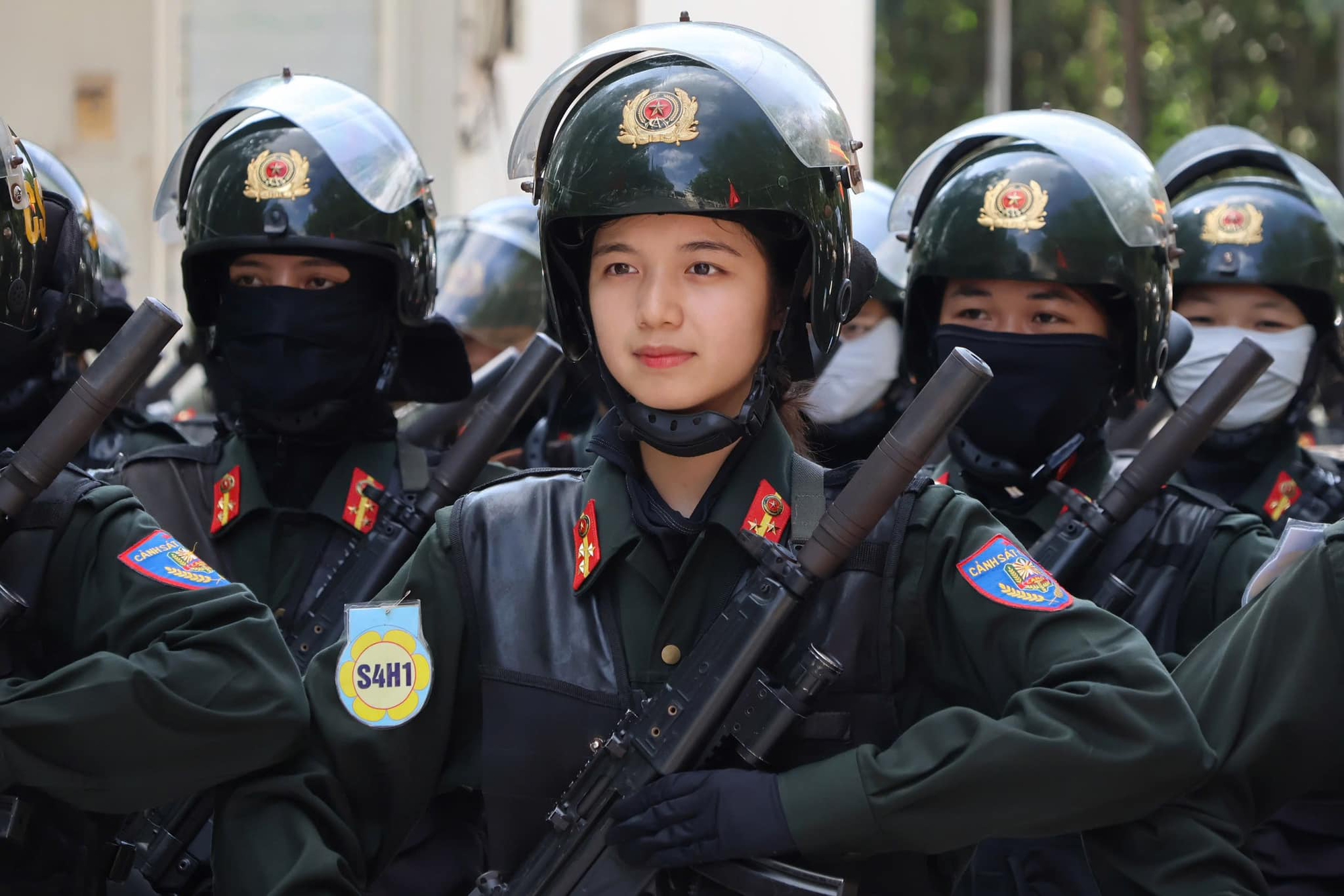 Pha rơi khẩu trang nổi tiếng cả nước của nữ chiến sĩ Cảnh sát đặc nhiệm trên VTV24: Thua hoa hậu mỗi cái vương miện!- Ảnh 5.