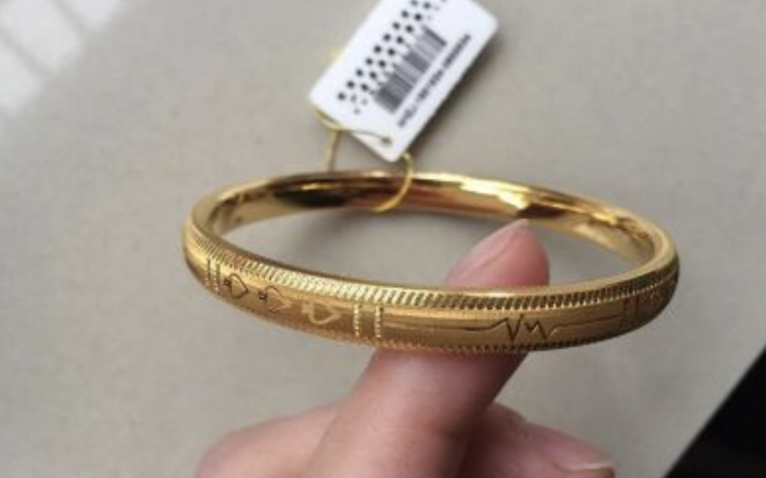 Người phụ nữ chi 300 triệu mua vòng vàng, vừa rời đi thì bị cửa hàng kiện: Chúng tôi không bán mức giá này- Ảnh 2. Người phụ nữ chi 300 triệu mua vòng vàng, vừa rời đi thì bị cửa hàng kiện: Chúng tôi không bán mức giá này- Ảnh 2.