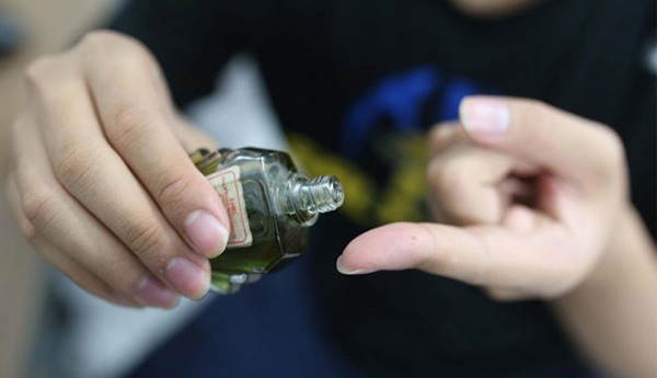 Tay dính keo 502, đau khổ hơn rơi xuống hố - Bình tĩnh vì trong nhà sẵn 5 giọt 