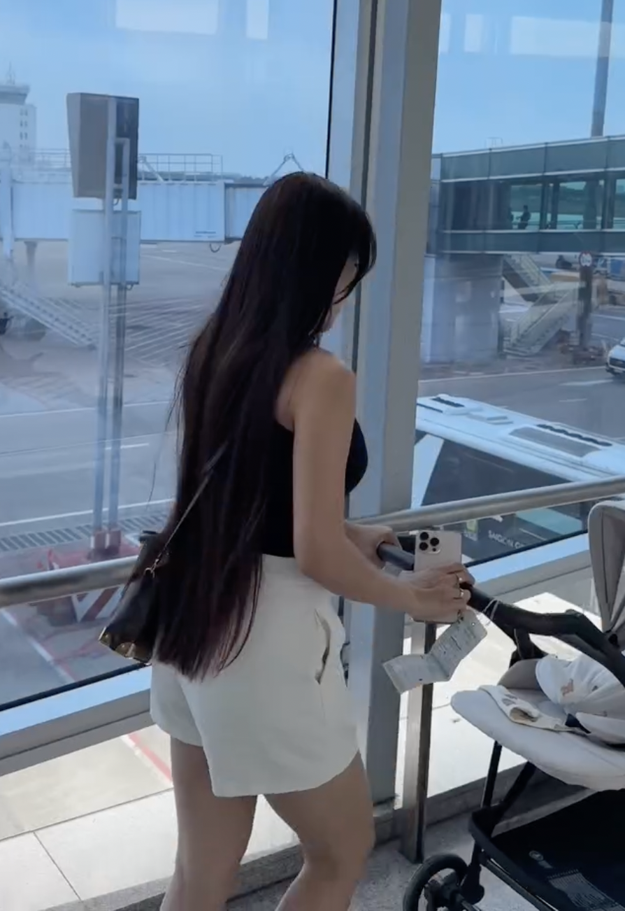 Đặng Văn Lâm làm lộ ảnh cam thường mặt mộc của Yến Xuân, vóc dáng thật sau sinh mới gây chú ý- Ảnh 1. Đặng Văn Lâm làm lộ ảnh cam thường mặt mộc của Yến Xuân, vóc dáng thật sau sinh mới gây chú ý- Ảnh 1.