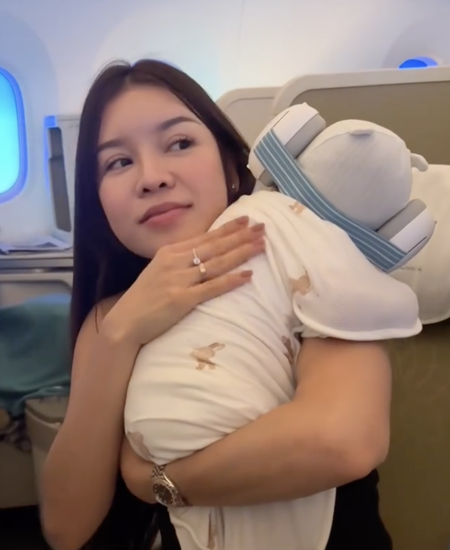 Đặng Văn Lâm làm lộ ảnh cam thường mặt mộc của Yến Xuân, vóc dáng thật sau sinh mới gây chú ý- Ảnh 2. Đặng Văn Lâm làm lộ ảnh cam thường mặt mộc của Yến Xuân, vóc dáng thật sau sinh mới gây chú ý- Ảnh 2.