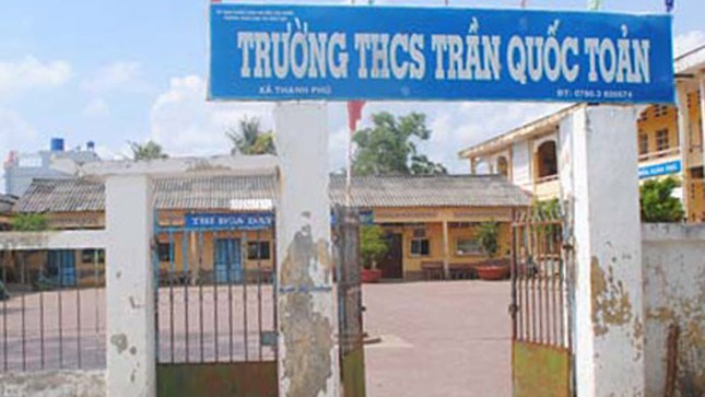 Giáo viên lên mạng tố trường thu sai, hiệu trưởng bị kiểm điểm- Ảnh 1. Giáo viên lên mạng tố trường thu sai, hiệu trưởng bị kiểm điểm- Ảnh 1.